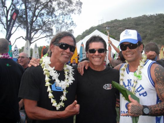 Titus Kinimaka, Otávio Pacheco e Kala Alexandrer, Cerimônia de abertura do Eddie Aikau , Waimea, Hawaii, . Foto: Ígor Maciel.