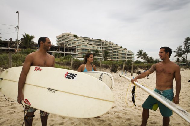 Thiago Mariano, Chloé Calmon e Jaime Viudes, praia da Macumba (RJ), . Foto: Surie Miranda.