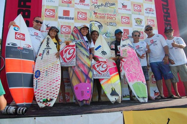 Pódio Feminino Open, Tchele Brow Surfbeat Surf Pro 2013, praia da Taíba, São Gonçalo do Amarante (CE). Foto: Lima Jr / Cearasurf.com.br.