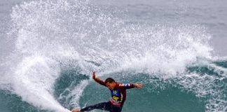 Andy Irons segue na frente