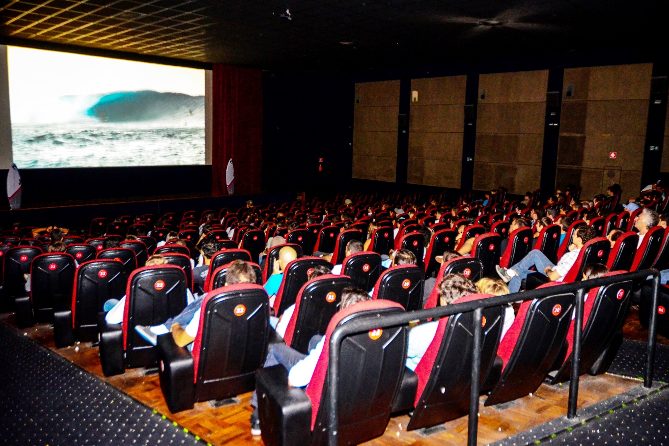 Cine Roxy celebra o surfe em Santos (SP).