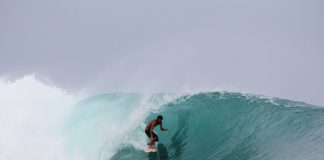 Surfistas exploram a Indonésia