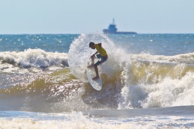 Lucas Machado, Rip Curl Grom Search 2014, Tramandaí (RS). Foto: Denis Abessa.