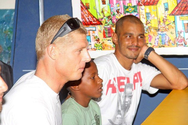 Mick Fanning e Simão Romão. Foto: Luciano Cabal.