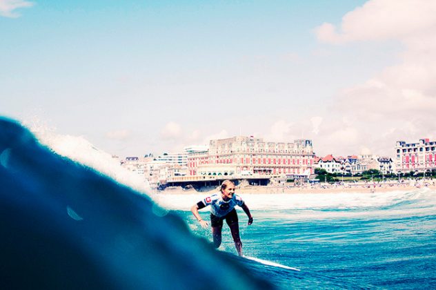 Stephanie Gilmore surfa sob o olhar atento da plateia francesa. Foto: © ASP / Aquashot.