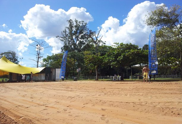 Montagem da estrutura brasileiro de SUP race Brasilia. Foto: Luciano Meneghello/ SupClub.