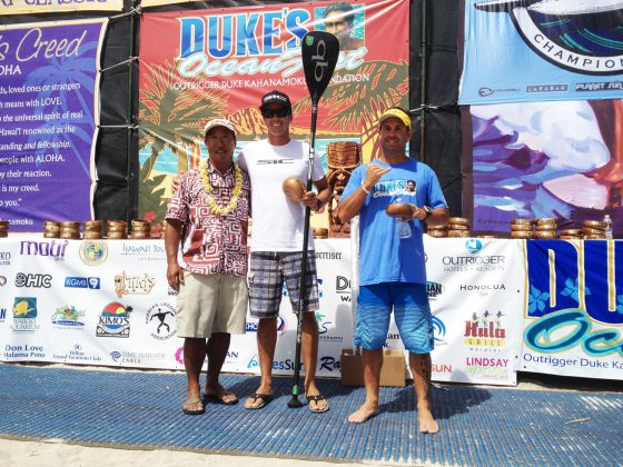 Livio Menelau entre Kaeo Abbey e Andrew Logreco, vencedores da Duke’s OceanFest Downwind. Foto: arquivo pessoal. Foto: Redação SupClub.