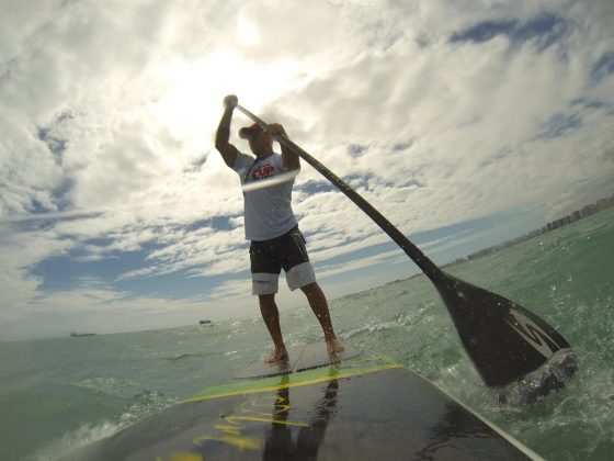 Alex Araujo em sequêcia durante downwind entre Fortaleza e Cumbuco. Foto: arquivo pessoal. Foto: Redação SupClub.