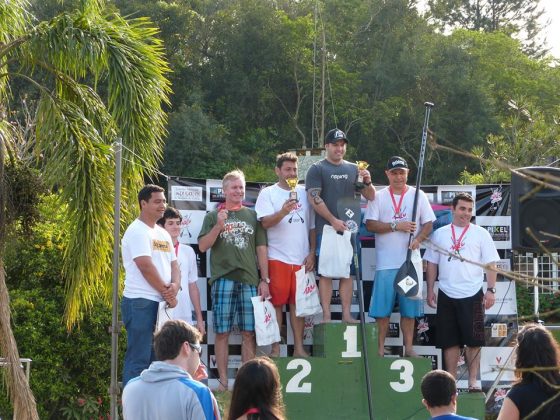 Colorindo o Lago Tarumã - 1º Nalu Surfboards SUP Friends. Foto: Carlos Freitas. Foto: Redação SupClub.