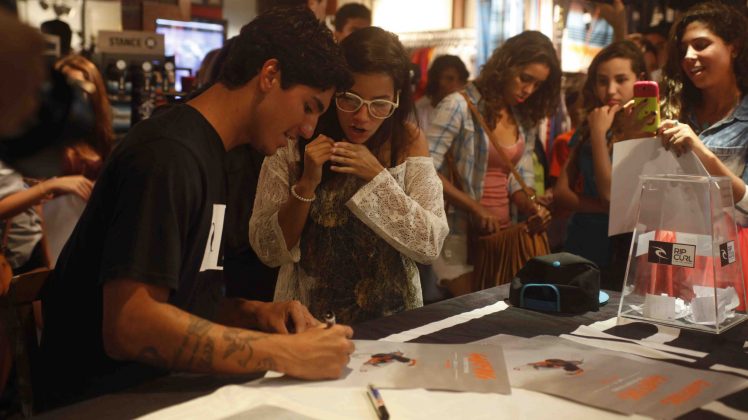 Sessão de autógrafos com Gabriel Medina na loja Star Point do Barra Shopping, no Rio de Janeiro (RJ). Foto: André Portugal.