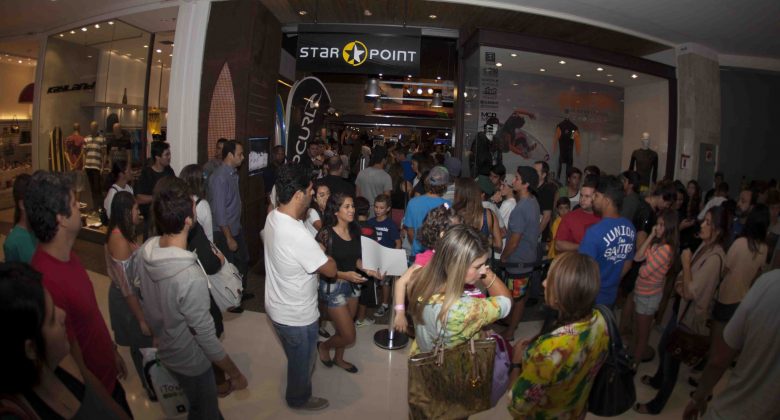 Sessão de autógrafos com Gabriel Medina na loja Star Point do Barra Shopping, no Rio de Janeiro (RJ). Foto: André Portugal.