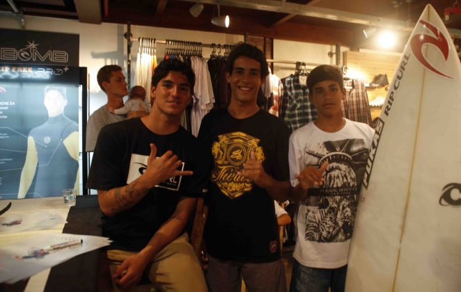 Sessão de autógrafos com Gabriel Medina na loja Star Point do Barra Shopping, no Rio de Janeiro (RJ). Foto: André Portugal.