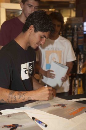 Sessão de autógrafos com Gabriel Medina na loja Star Point do Barra Shopping, no Rio de Janeiro (RJ). Foto: André Portugal.