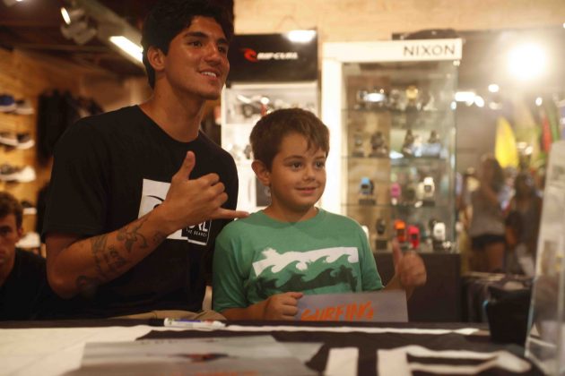 Sessão de autógrafos com Gabriel Medina na loja Star Point do Barra Shopping, no Rio de Janeiro (RJ). Foto: André Portugal.