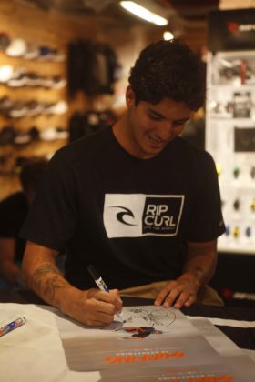 Sessão de autógrafos com Gabriel Medina na loja Star Point do Barra Shopping, no Rio de Janeiro (RJ). Foto: André Portugal.