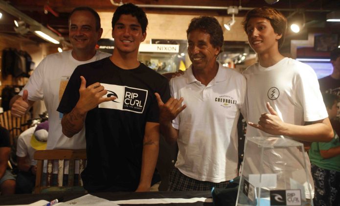 Sessão de autógrafos com Gabriel Medina na loja Star Point do Barra Shopping, no Rio de Janeiro (RJ). Foto: André Portugal.