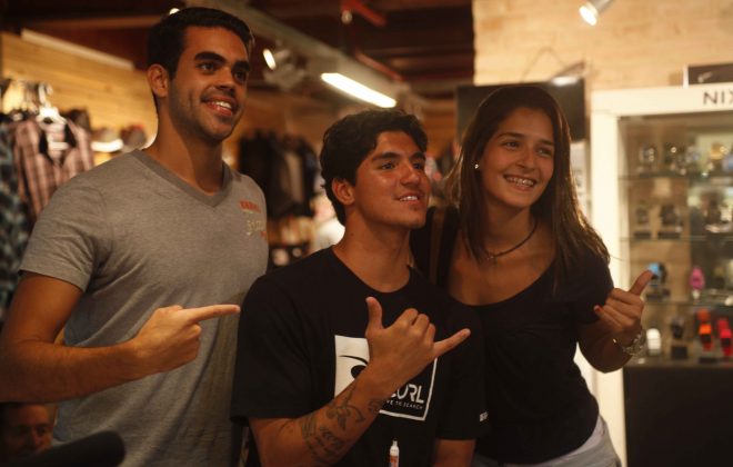 Sessão de autógrafos com Gabriel Medina na loja Star Point do Barra Shopping, no Rio de Janeiro (RJ). Foto: André Portugal.