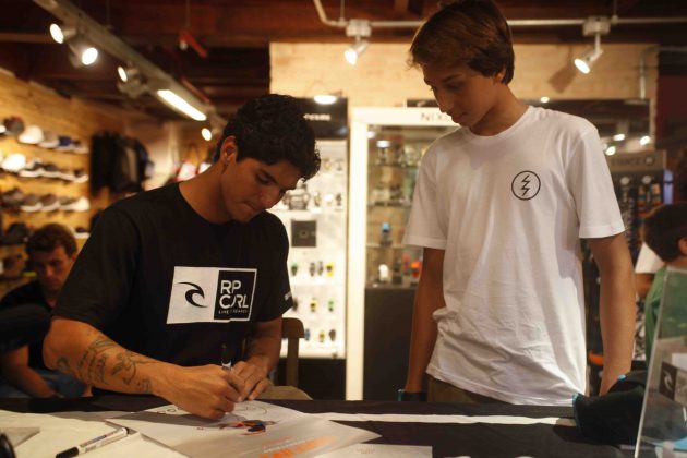 Sessão de autógrafos com Gabriel Medina na loja Star Point do Barra Shopping, no Rio de Janeiro (RJ). Foto: André Portugal.