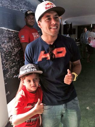 Guilherme e Adriano de Souza, Atleta da Pena de 7 anos é a novíssima geração do surf brasileiro. Foto: Taiu Bueno.