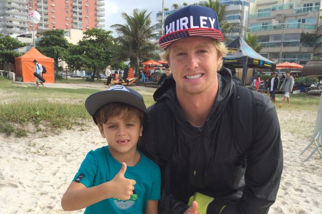 Guilherme e Nat Young, Atleta da Pena de 7 anos é a novíssima geração do surf brasileiro. Foto: Taiu Bueno.