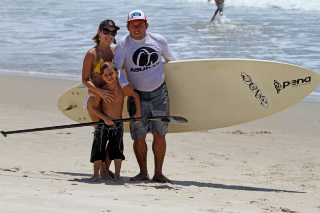 Guilherme Lemos e seus pais, Geraldo Lemos eTarciana Ferreira, Atleta da Pena de 7 anos é a novíssima geração do surf brasileiro. Foto: Taiu Bueno.