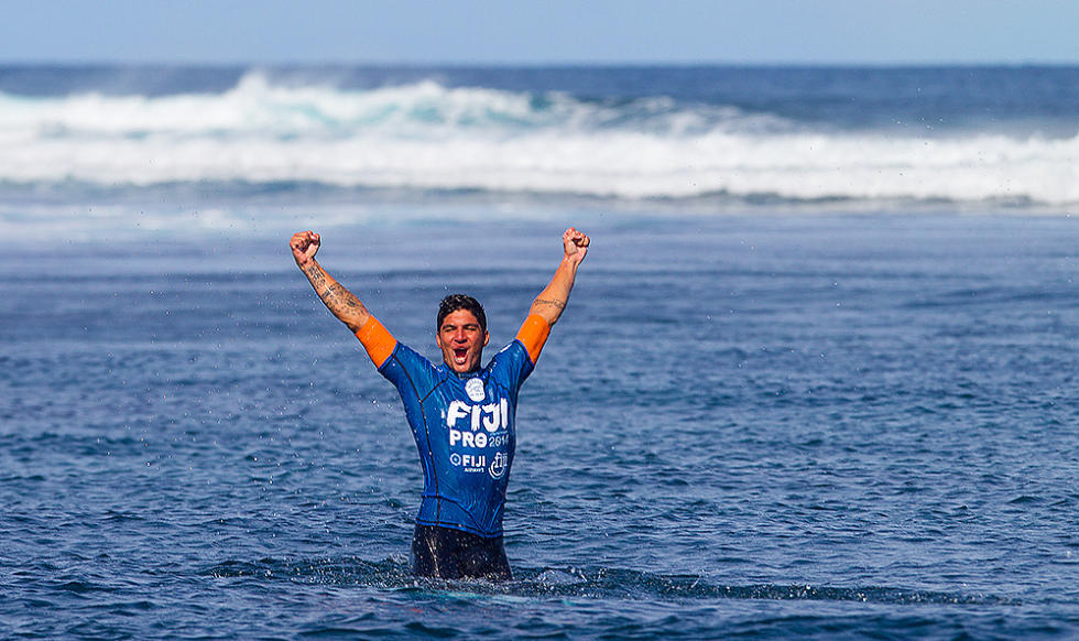 Gabriel Medina é bicampeão da etapa.