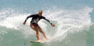 Ricardo Toledo estuda bem as ondas em Camburi