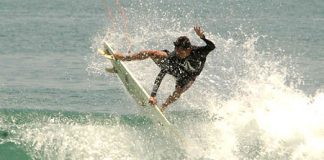 Galera dá aula de surfe em Camburi