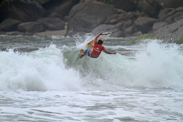 Matheus Faria Maresia Paulista Profissional 2014, Itamambuca, Ubatuba. Foto: Renato Boulos.