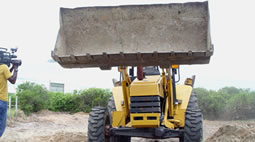 Trator devasta terreno na praia Mole