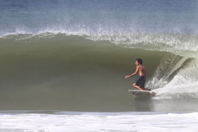 Renan Hanada Maresias, São Sebastião (SP). Foto: Gil Hanada / Surfphoto.