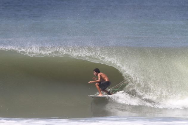 Renan Hanada Maresias, São Sebastião (SP). Foto: Gil Hanada / Surfphoto.