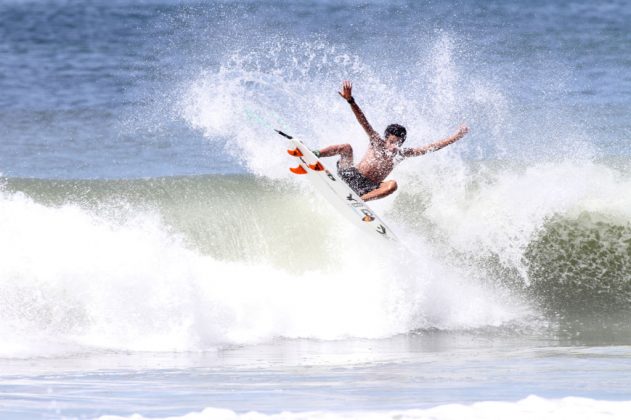 Renan Hanada Maresias, São Sebastião (SP). Foto: Gil Hanada / Surfphoto.