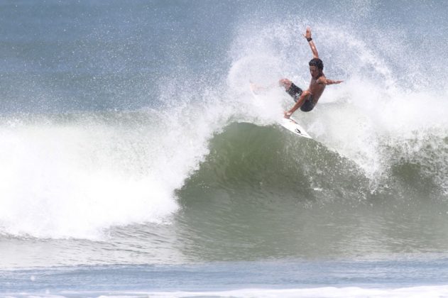 Renan Hanada Maresias, São Sebastião (SP). Foto: Gil Hanada / Surfphoto.