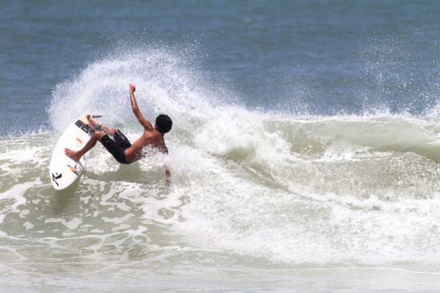 Renan Hanada Maresias, São Sebastião (SP). Foto: Gil Hanada / Surfphoto.