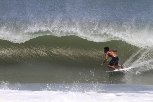 Renan Hanada Maresias, São Sebastião (SP). Foto: Gil Hanada / Surfphoto.