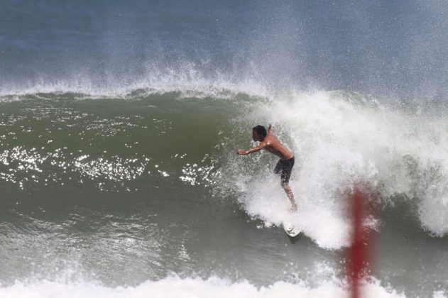 Renan Hanada Maresias, São Sebastião (SP). Foto: Gil Hanada / Surfphoto.