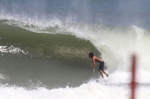 Renan Hanada Maresias, São Sebastião (SP). Foto: Gil Hanada / Surfphoto.