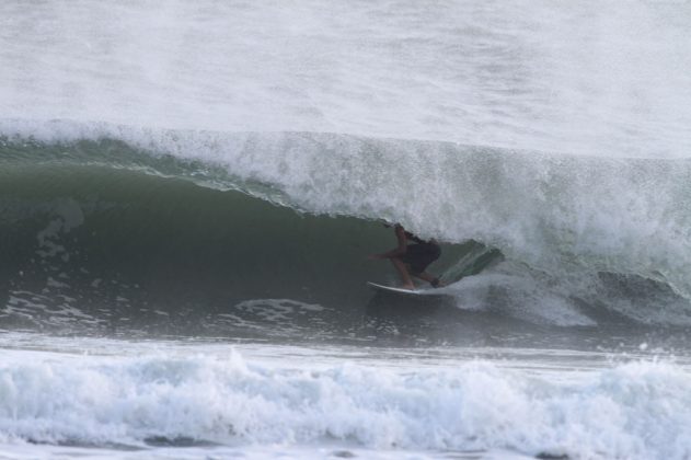 Renan Hanada Maresias, São Sebastião (SP). Foto: Gil Hanada / Surfphoto.