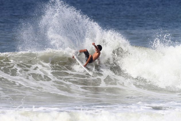 Renan Hanada Maresias, São Sebastião (SP). Foto: Gil Hanada / Surfphoto.