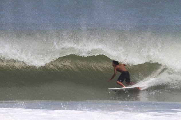 Renan Hanada Maresias, São Sebastião (SP). Foto: Gil Hanada / Surfphoto.