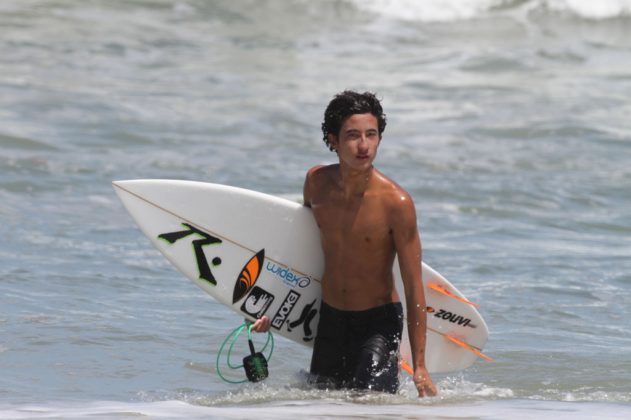 Renan Hanada Maresias, São Sebastião (SP). Foto: Gil Hanada / Surfphoto.