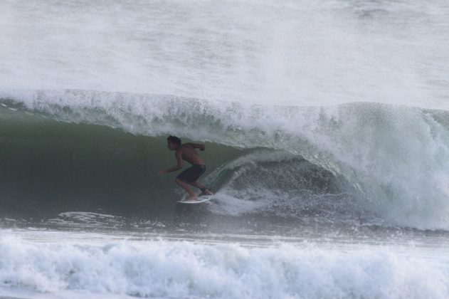 Renan Hanada Maresias, São Sebastião (SP). Foto: Gil Hanada / Surfphoto.