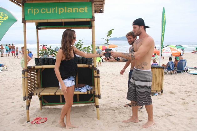 mudas_nativas Rip Curl Grom Search, Guarujá, (SP), 2015. Foto: Nancy Geringer.