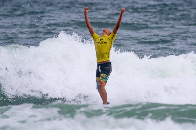 alax_soares7 Rip Curl Grom Search, Guarujá, (SP), 2015. . Foto: Nancy Geringer.