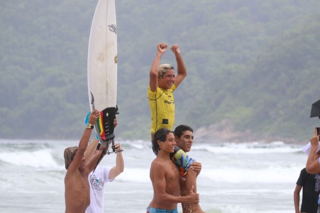 alax_soares8 Rip Curl Grom Search, Guarujá, (SP), 2015. . Foto: Nancy Geringer.