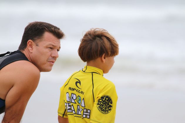 pai e filho Rip Curl Grom Search, Guarujá, (SP), 2015. . Foto: Nancy Geringer.