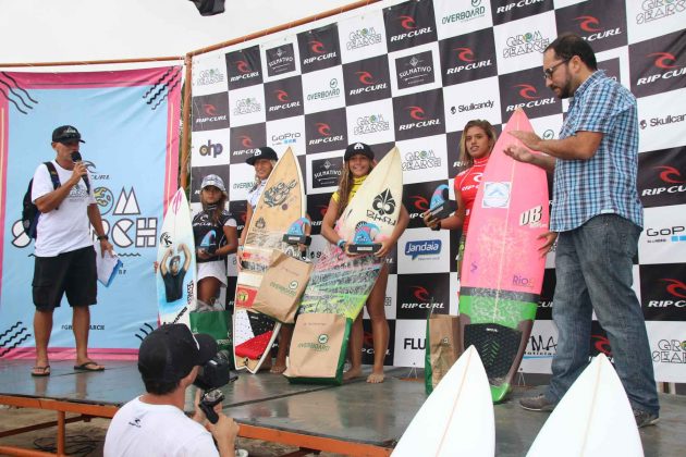 podio_feminino Rip Curl Grom Search, Guarujá, (SP), 2015. . Foto: Nancy Geringer.