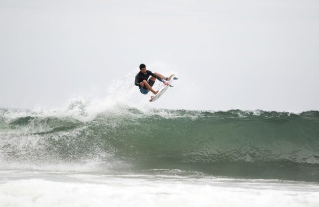 Gabriel André, praia do Tombo, Guarujá (SP). Foto: Leonardo Bosco.