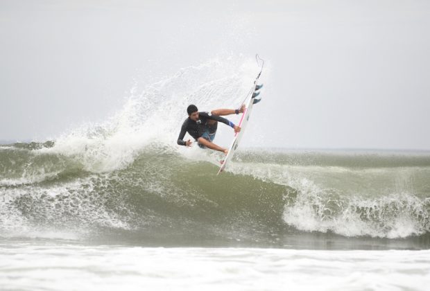 Gabriel André, praia do Tombo, Guarujá (SP). Foto: Leonardo Bosco.